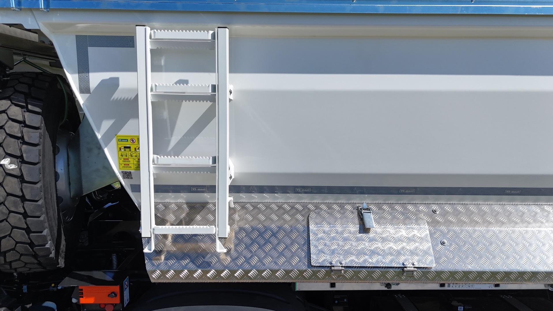 Toolbox integrated into the body side skirts
