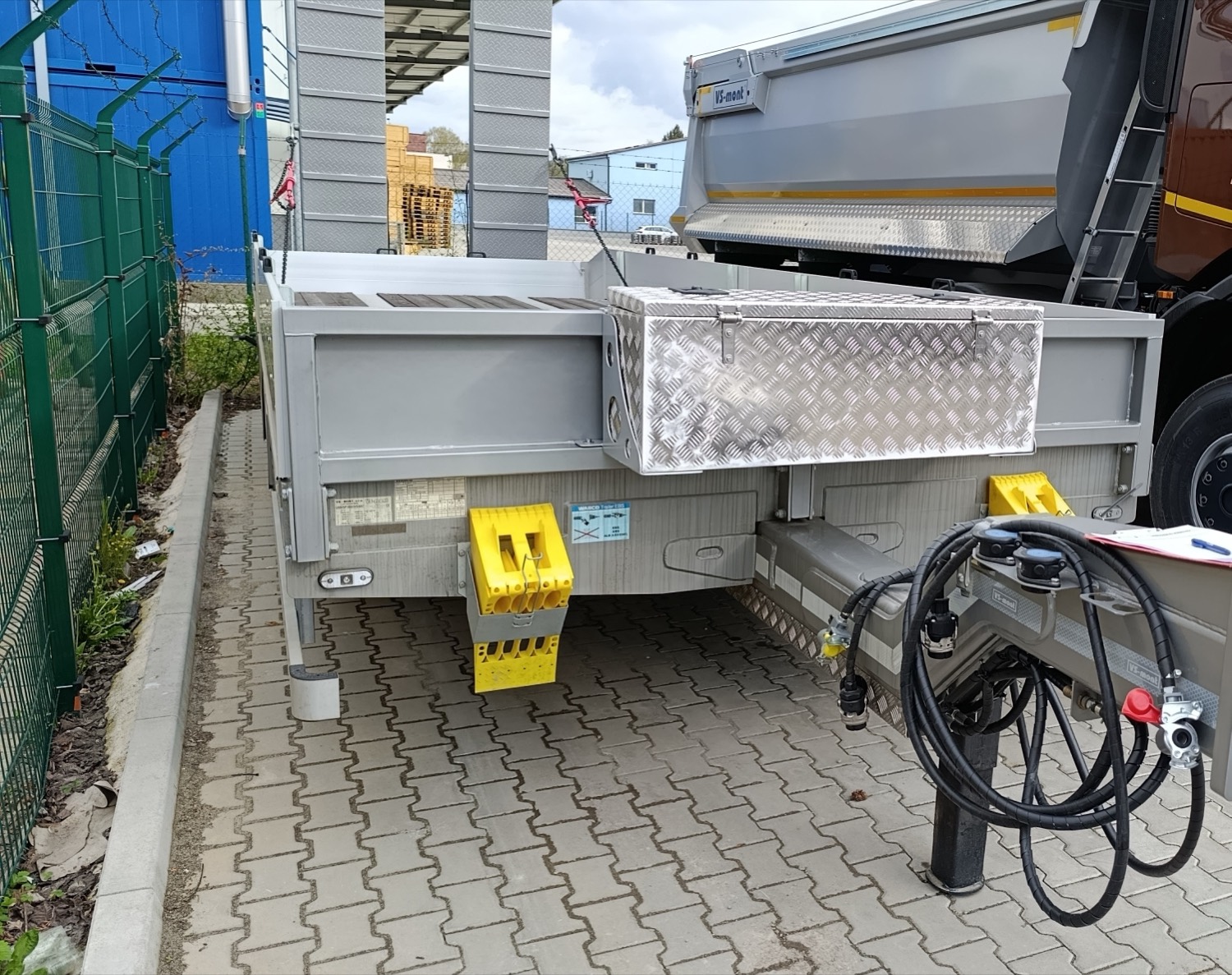 Aluminiumkasten an der Stirnwand