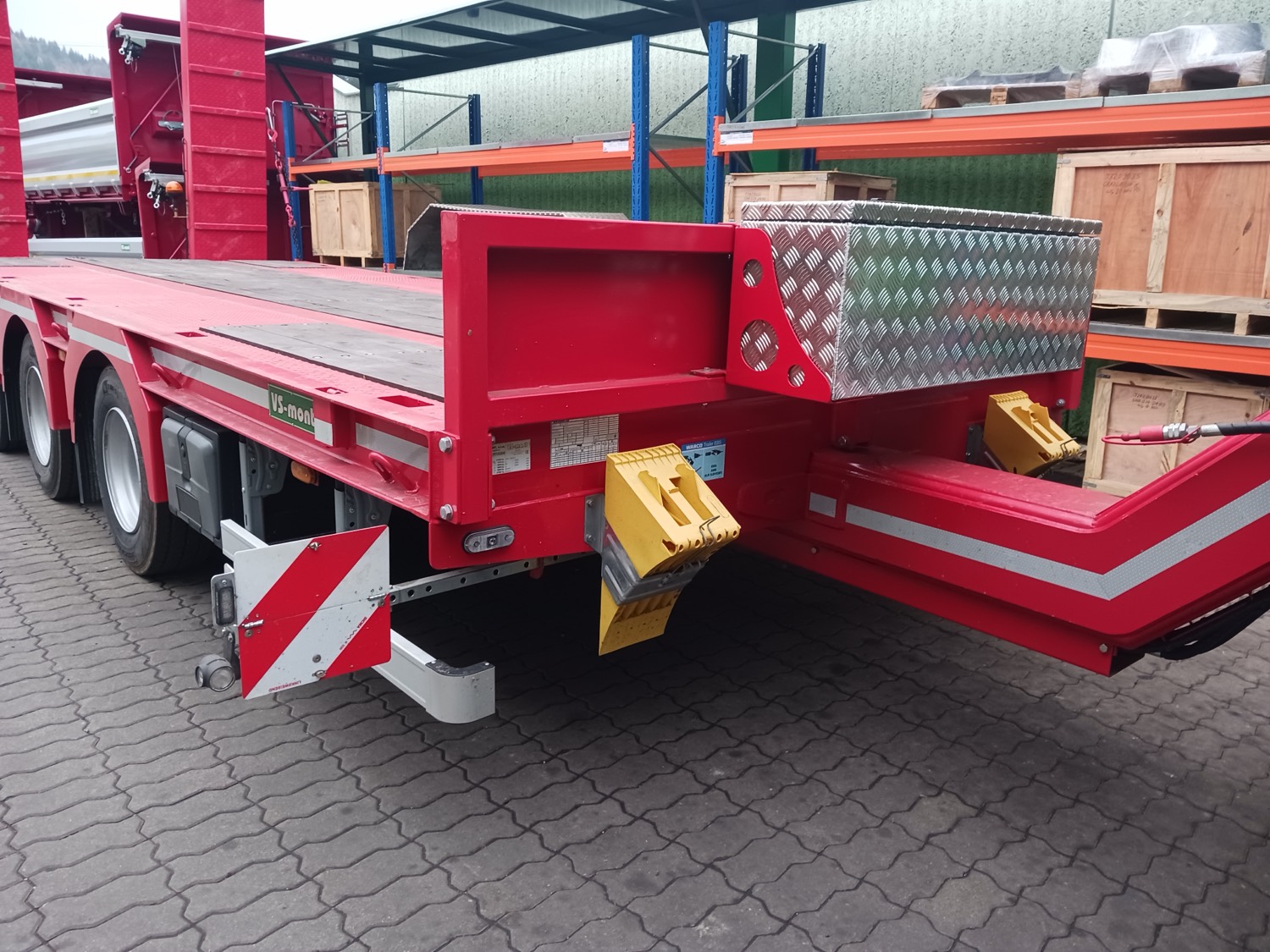 Aluminiumkasten an der Stirnwand